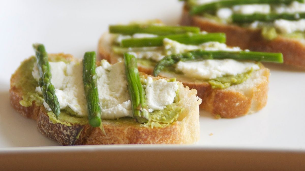How To Make Roasted Asparagus And Ricotta Crostini? 