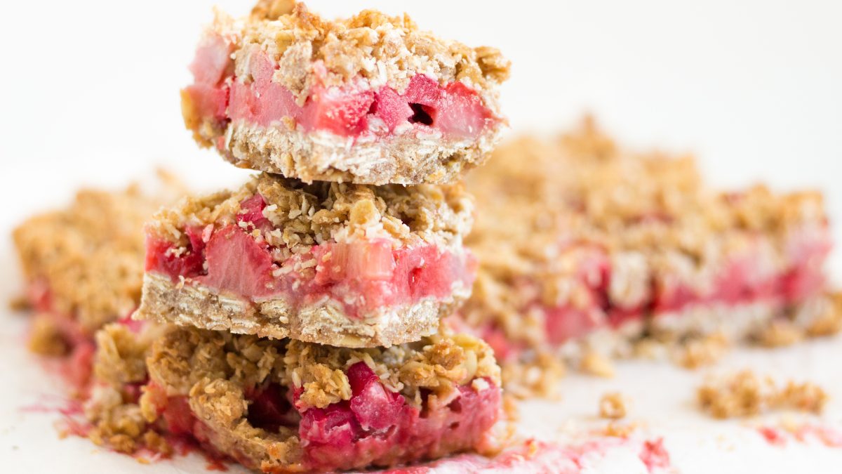 Strawberry Rhubarb Crumble Bars